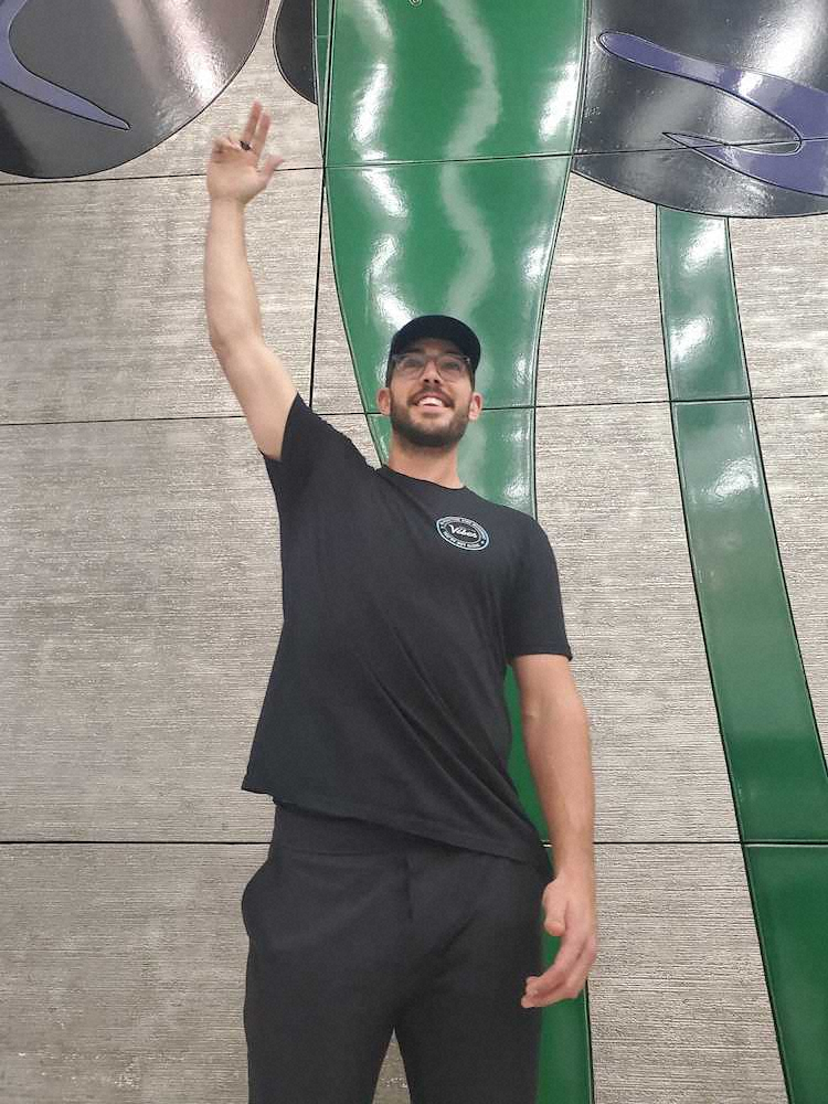 【画像・写真】日本ハム新外国人右腕　バーヘイゲンが来日、日本の食に興味津々「積極的に試したい」