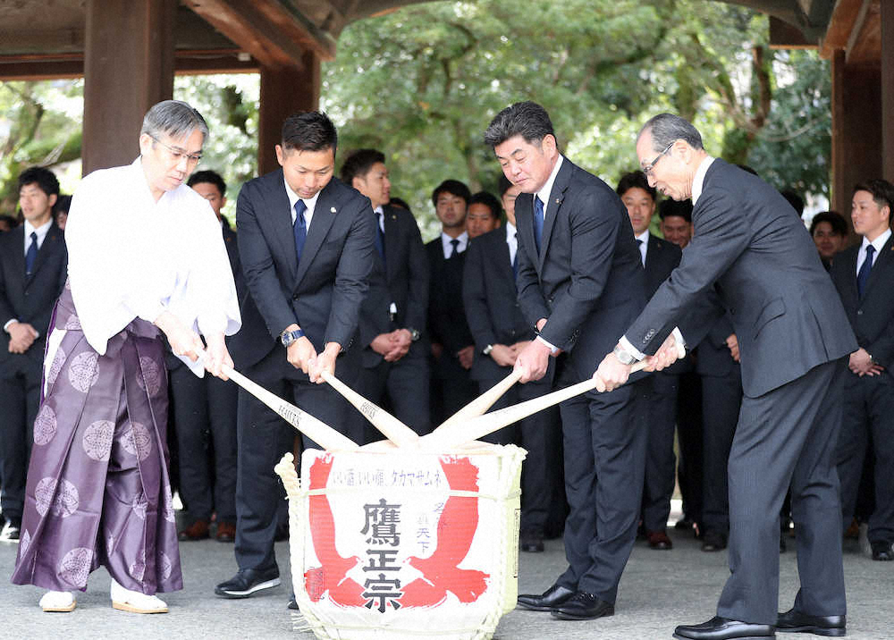 【画像・写真】ソフトB・王会長「今年こそ完全優勝」工藤監督「常に前進」福岡市の筥崎宮で必勝祈願