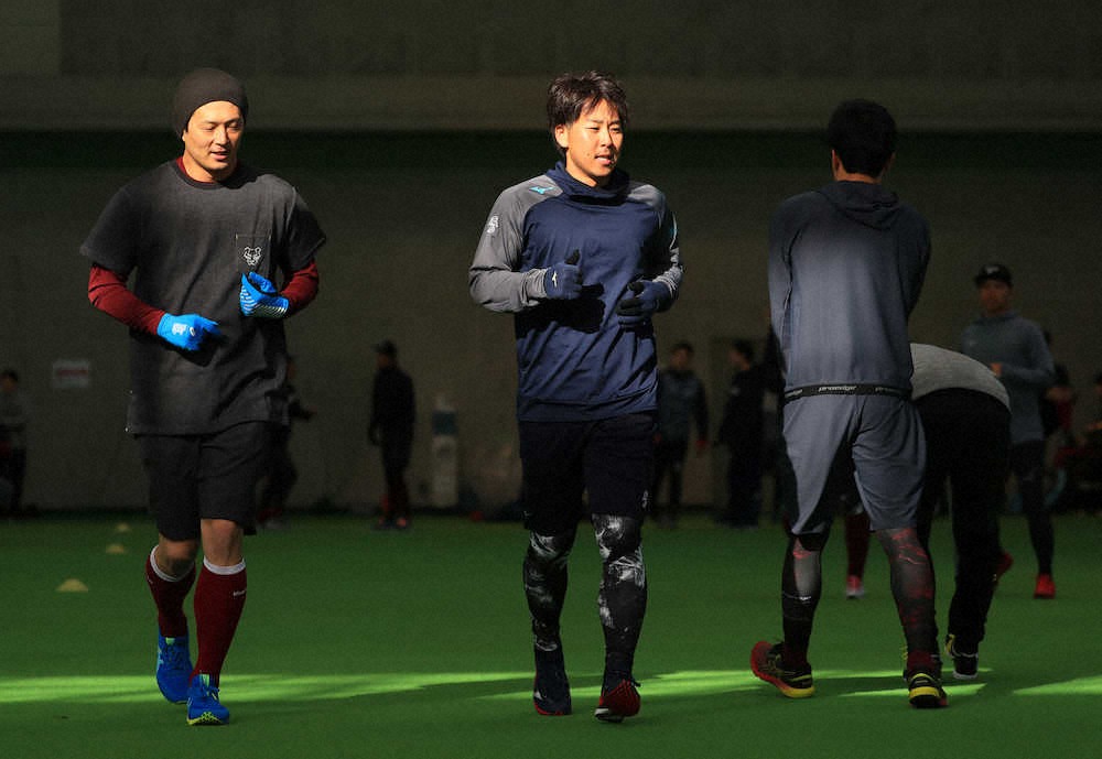 【画像・写真】楽天がキャンプ前日の合同自主トレ、涌井ら新戦力は「寒い」