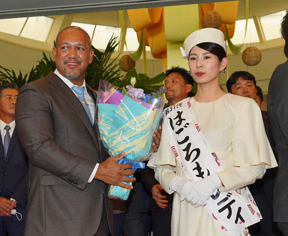 【画像・写真】DeNA　ラミレス監督らマスク姿で沖縄入り「一生懸命やって目標達成したい」