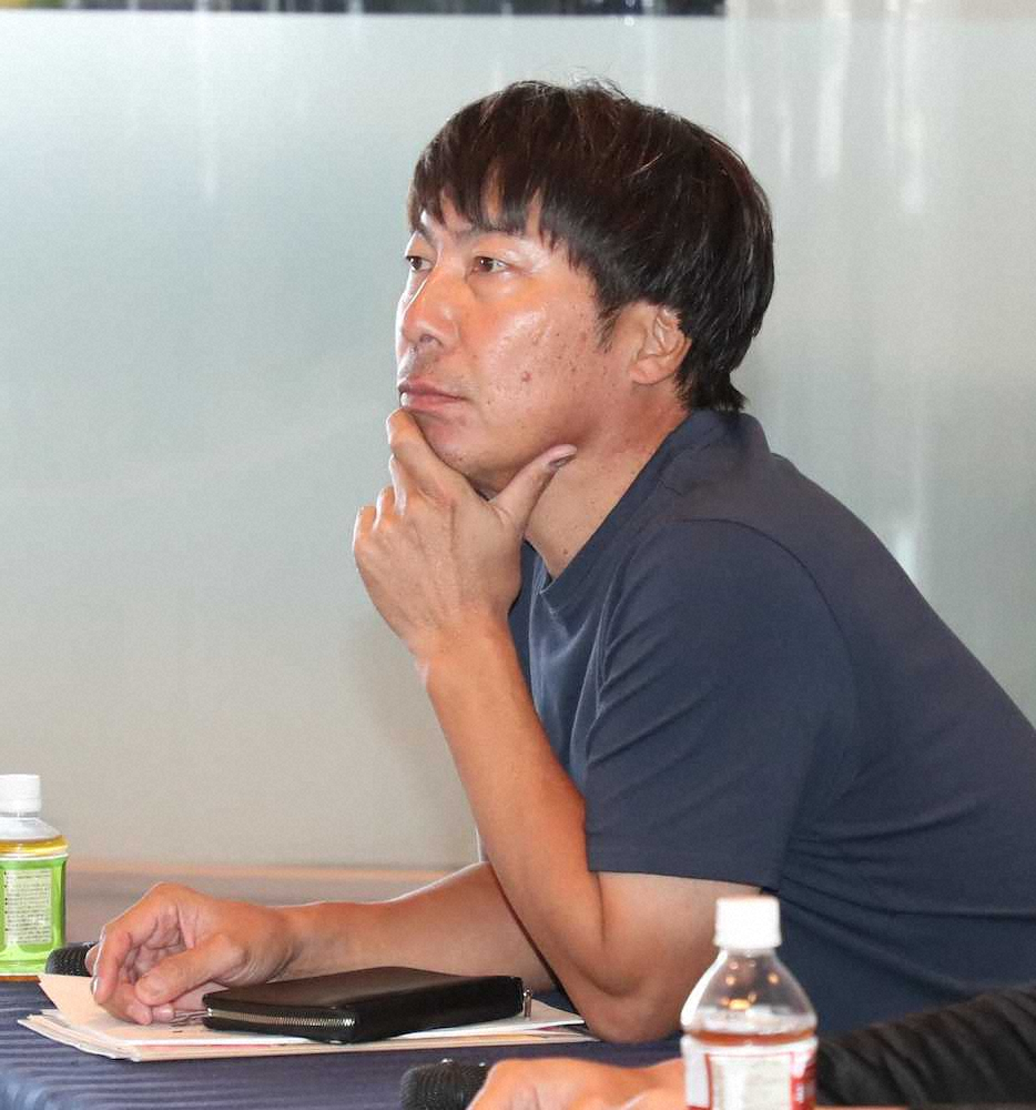 【画像・写真】チームミーティングに臨む高津監督（撮影・村上　大輔）