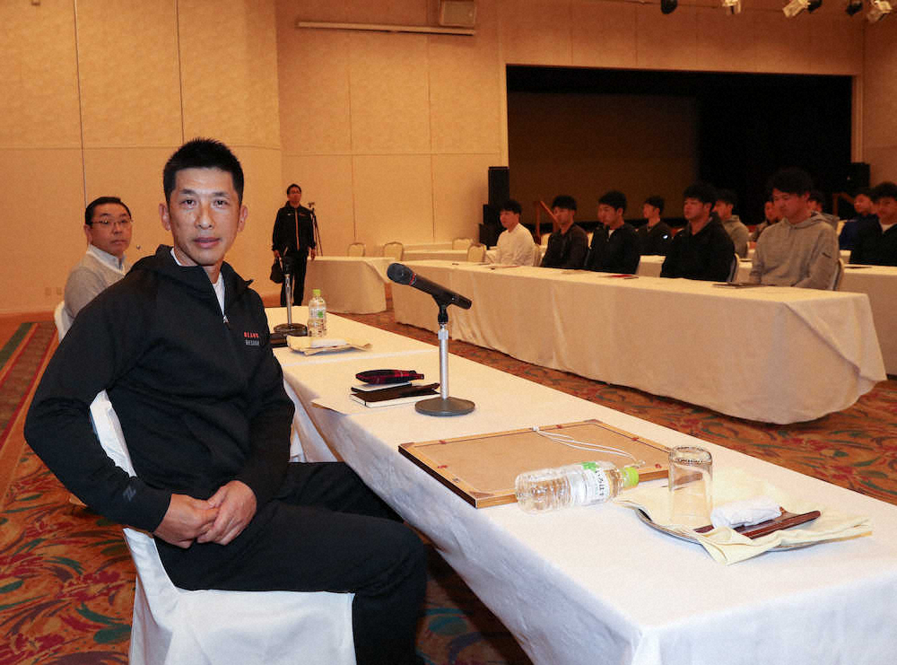 【画像・写真】全体ミーティングを行う矢野監督と選手ら（撮影・平嶋　理子）　　　　　　　　　　　　　　　　　　　　　　　　　　　　　　　　　　　