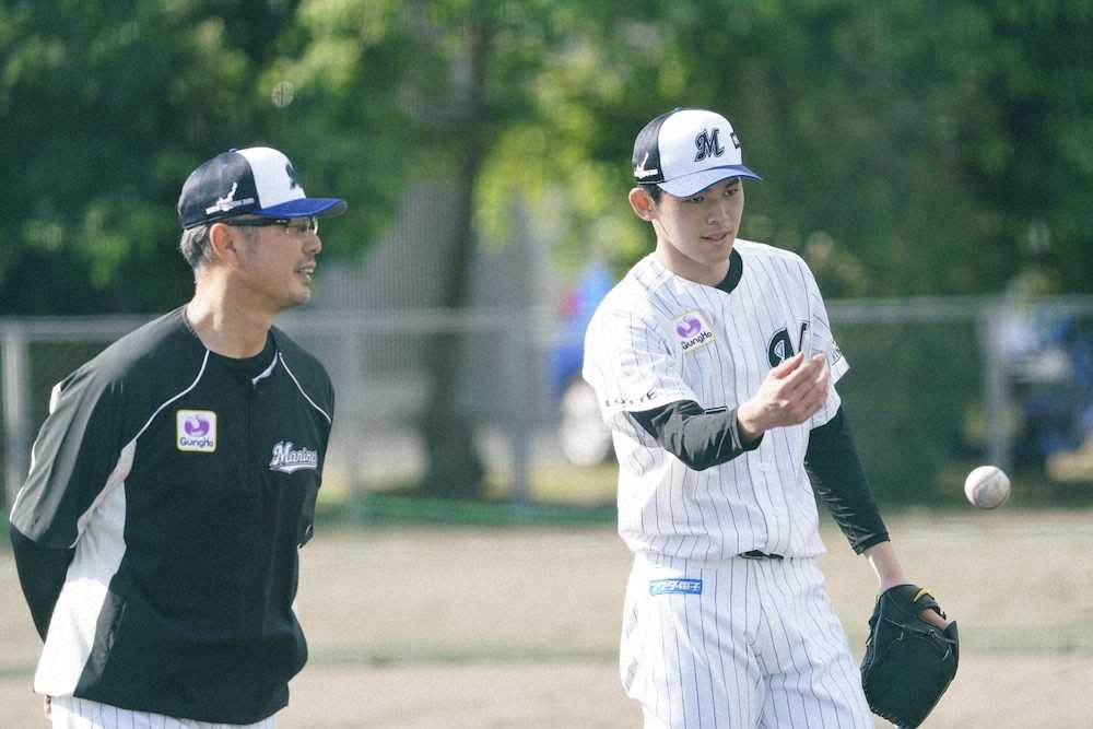 吉井コーチ（左）の隣でキャッチボールする佐々木朗（撮影・長久保　豊）