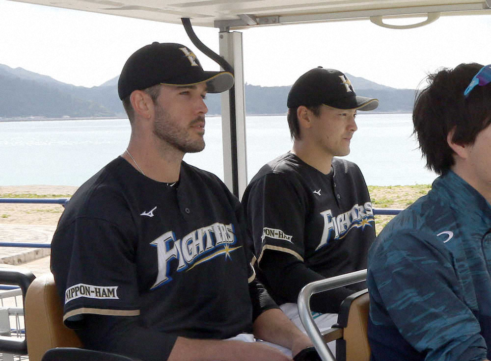 【画像・写真】日本ハム新外国人・バーヘイゲン　有原と並んでブルペン「この時期としては上出来」