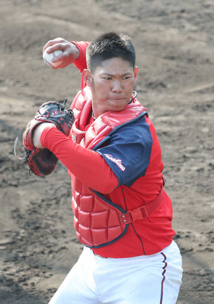 【画像・写真】広島・坂倉　フリー打撃で快音連発！“2番手捕手争い”参戦「上の人に挑戦しないと」
