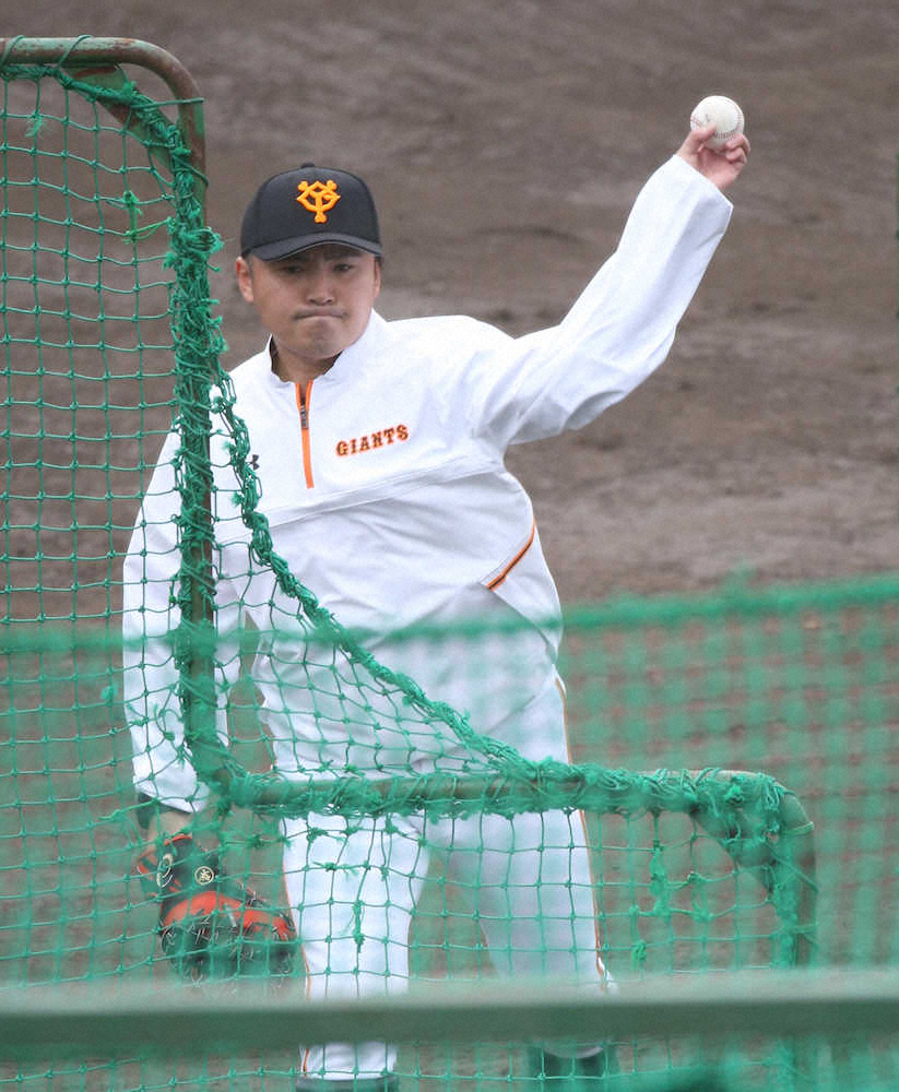 【画像・写真】打撃投手を務めた杉内2軍投手コーチ（撮影・西海健太郎）