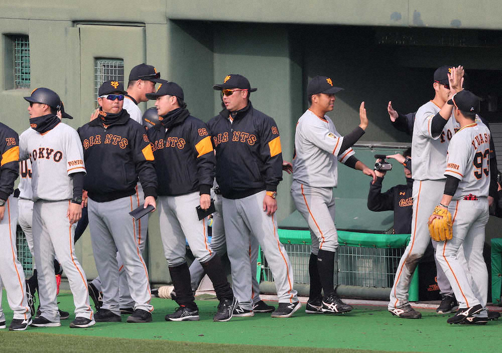 【画像・写真】巨人紅白戦　阿部2軍監督“初采配初勝利”　1軍に逆転勝ち