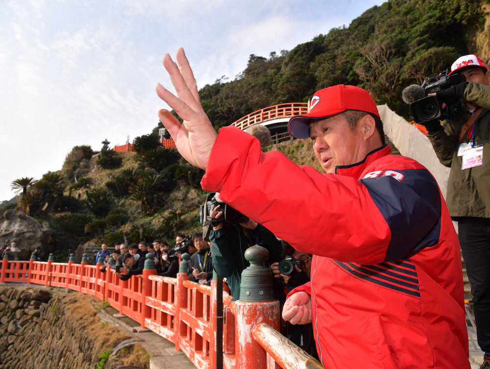 【画像・写真】広島　“運玉”で必勝祈願　V奪回へ佐々岡監督、5投目で“的中”