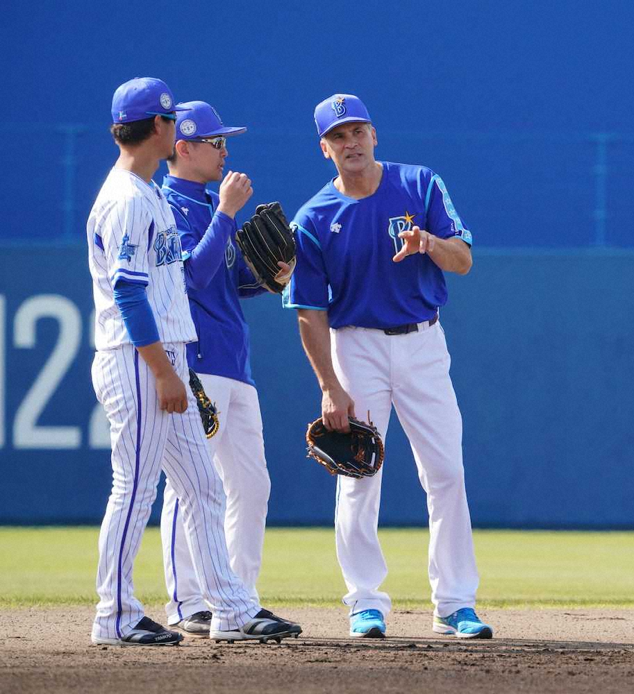 【画像・写真】DeNA　特別コーチ・ビスケル氏、熱血指導！大和「聞けるだけ聞こうと思う」