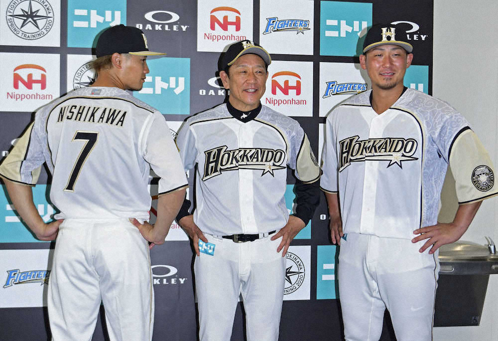 アイヌ文様をモチーフにデザインされた限定ユニホームを着用する（左から）日本ハム・西川、栗山監督、中田