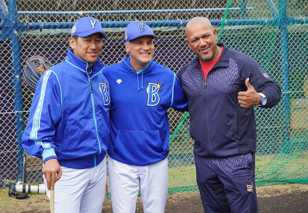 【画像・写真】DeNA・ビスケル特別コーチ　2軍キャンプ視察　ドラ1森らに熱弁「守備はリズムが全て」