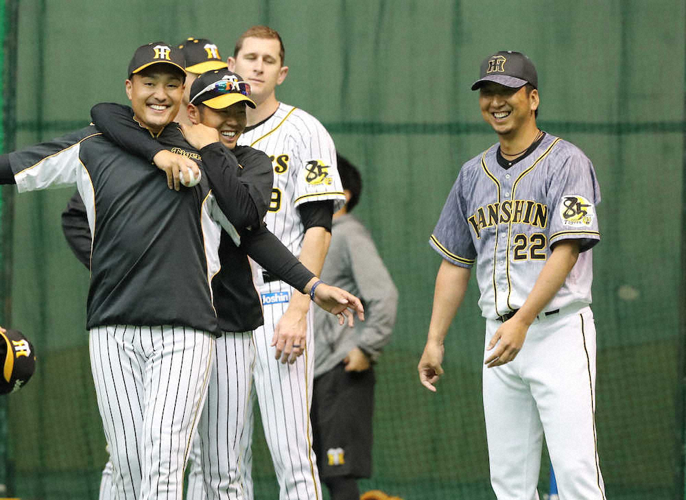 【画像・写真】阪神・藤川「笑」タイム！1日キャプテンがフル回転　藤浪に助言、ブルペン投球、サイン会も