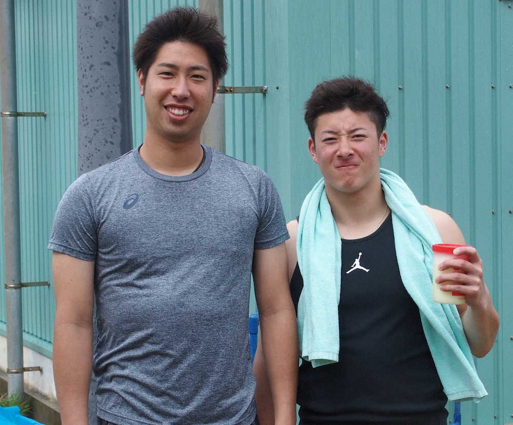 同姓の吉田侑（左）と並んでおどける日本ハム・吉田輝（右）