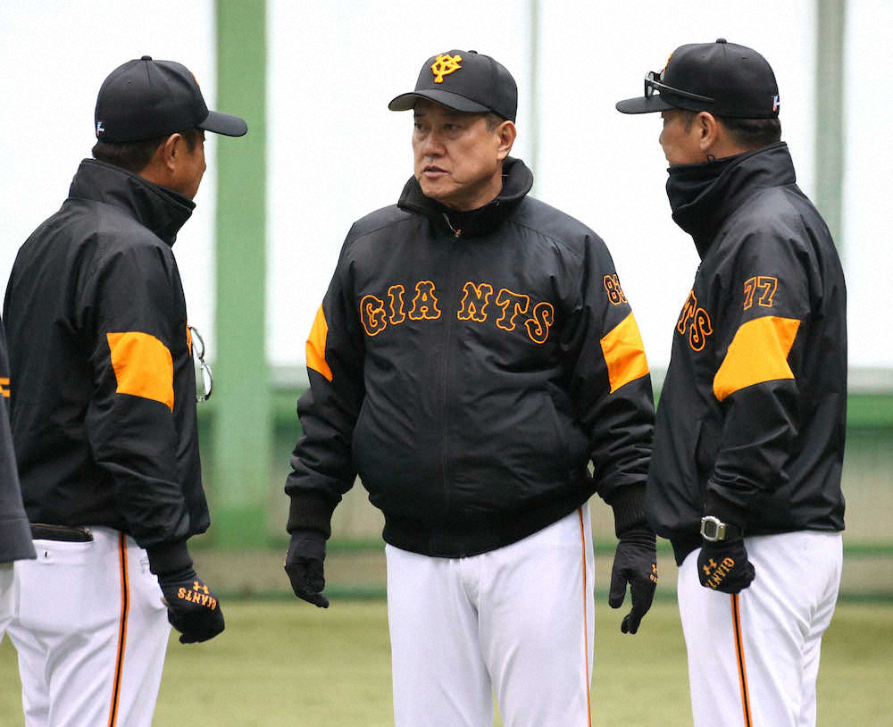 宮本コーチ 左 元木ヘッド 右 と話し合う原監督 撮影 森沢裕 スポニチ Sponichi Annex 野球
