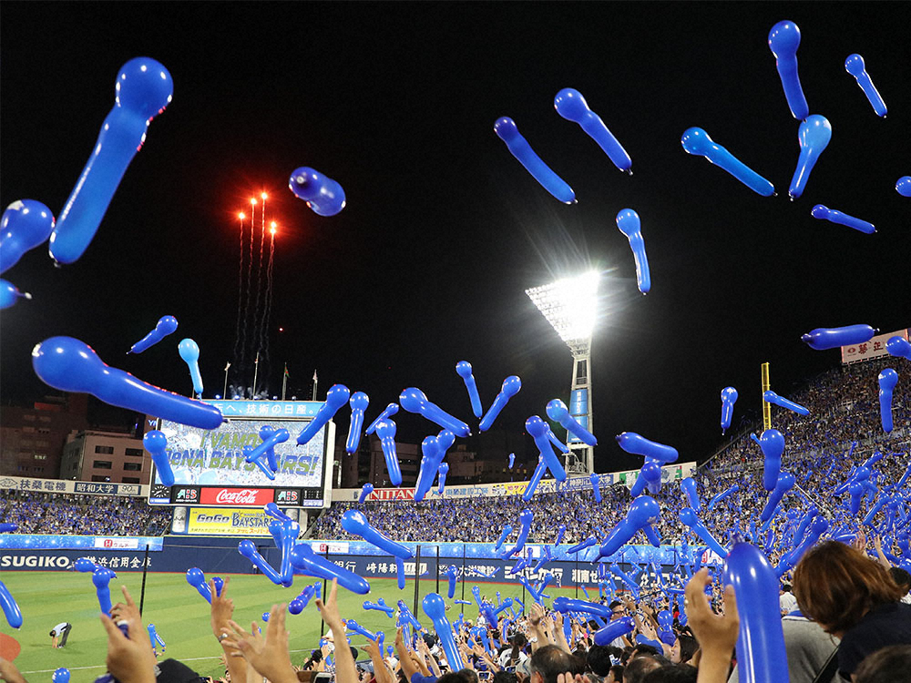 横浜スタジアムでジェット風船を飛ばすDeNAのファン