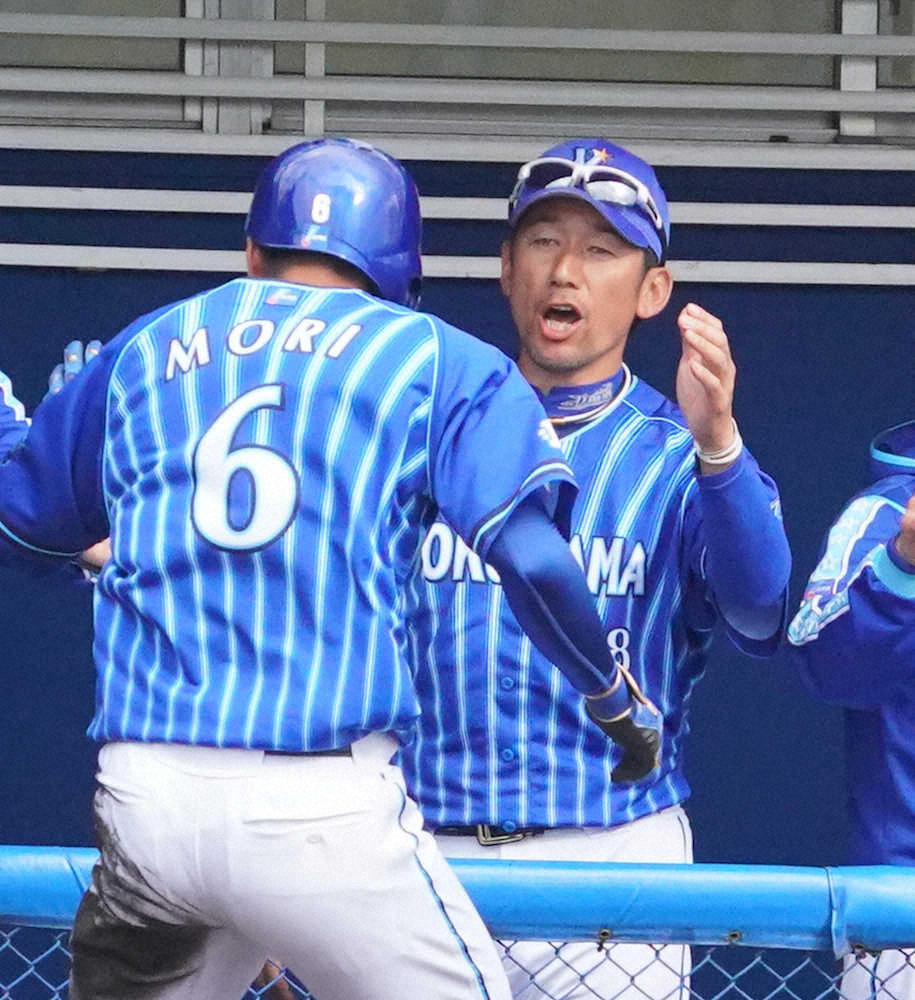 【画像・写真】DeNAキャンプ第2クール3日目の紅白戦、9回2死一、二塁、山下の適時打で生還した森（左）を迎える三浦2軍監督（撮影・島崎忠彦）
