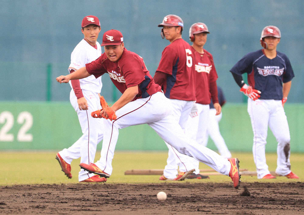 【画像・写真】（左から）小深田、藤田、銀次、鈴木大地らが見守る中、懸命にボールを追う黒川　（撮影・白鳥　佳樹）