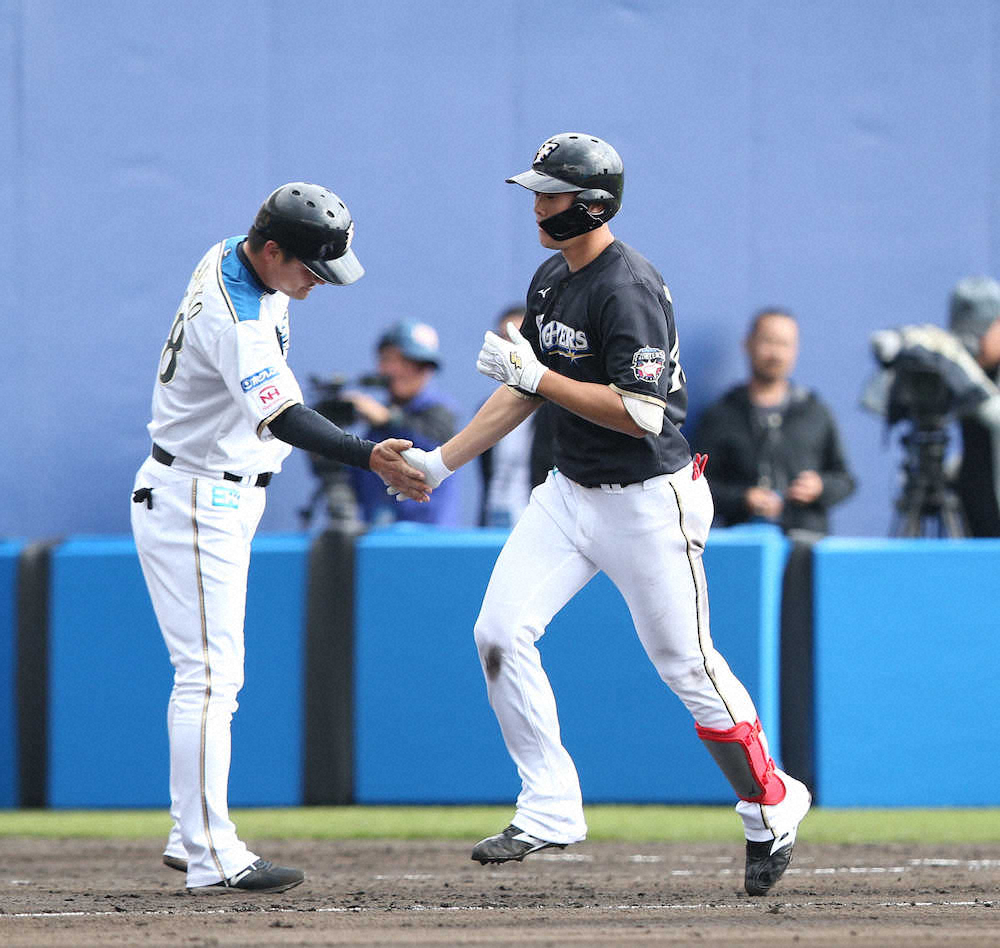 【画像・写真】日本ハム紅白戦の5回2死一塁、2点本塁打を放った高浜は三塁コーチの金子とタッチを交わす（撮影・高橋茂夫）