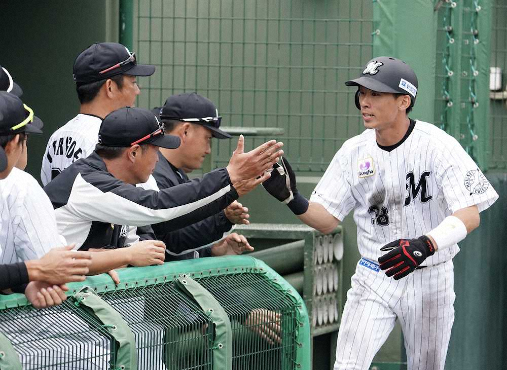 【画像・写真】1回1死二塁から香月の右前打で快速を飛ばし生還したルーキー高部を迎えるロッテベンチ（撮影・長久保　豊）