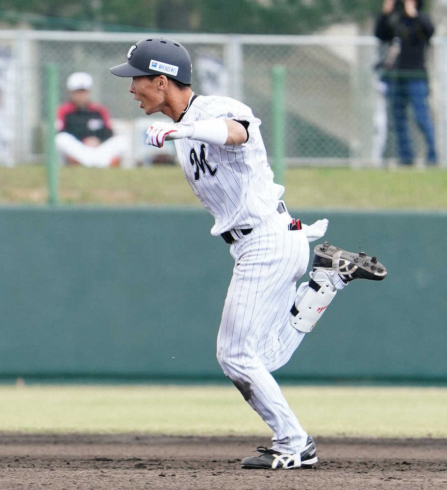 【画像・写真】2回裏2死満塁で左中間打を放った高部は二塁を蹴った後にバランスを崩す（撮影・長久保　豊）