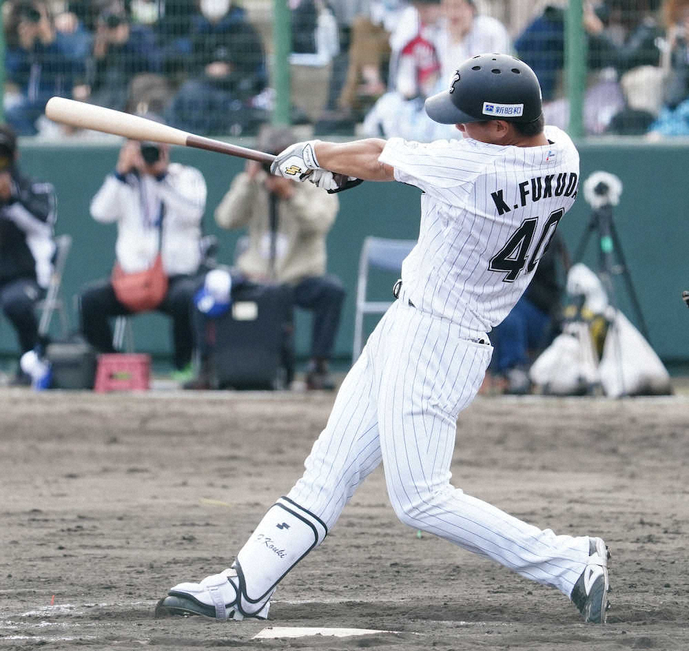 【画像・写真】6回無死一塁から高めを強振、スタンドに運ぶ福田光（撮影・長久保　豊）