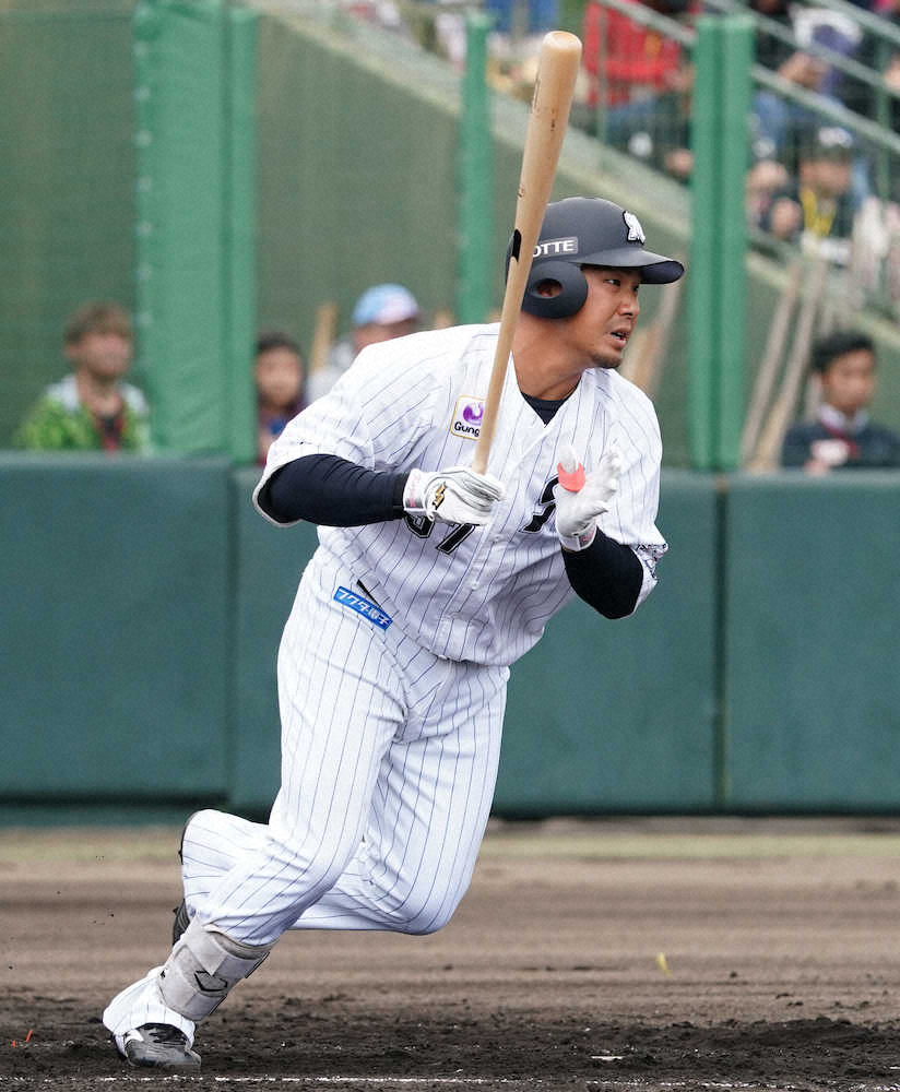 【画像・写真】初回1死二塁から右前に先制適時打を放つ香月（撮影・長久保　豊）