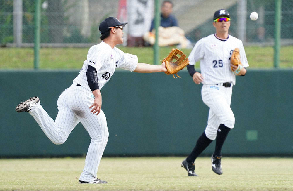 【画像・写真】2回、二塁後方にフラフラを上がった打球を追った福田光が取れず（記録はヒット）（撮影・長久保　豊）