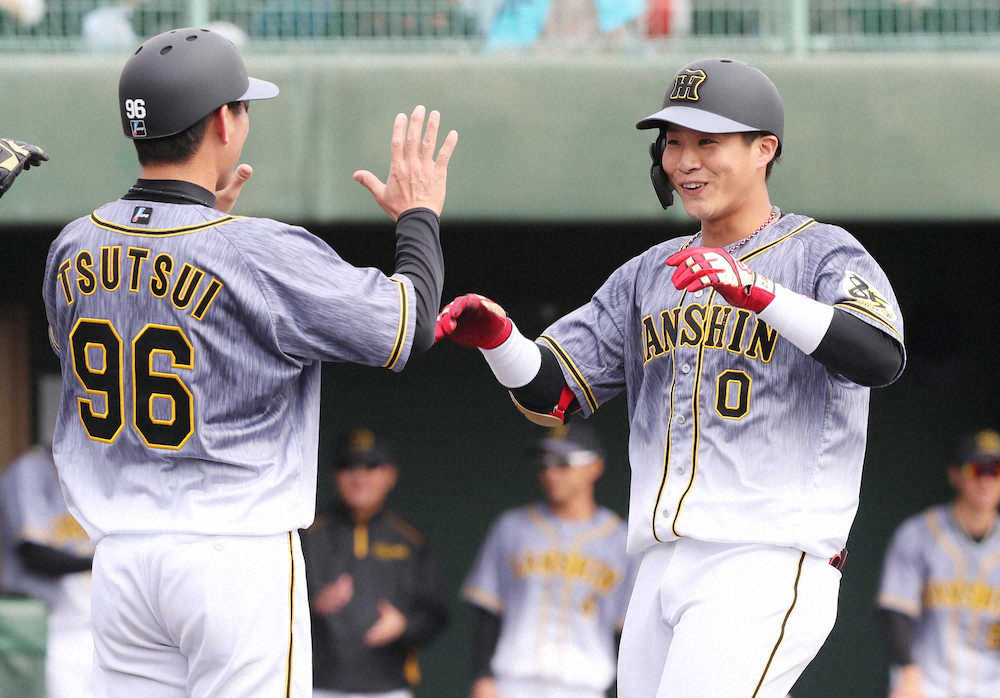 【画像・写真】中日との練習試合の4回2死一、二塁、木浪は右中間3ランホームランを放ち、筒井コーチ（左）と笑顔でハイタッチ（撮影・椎名　航）
