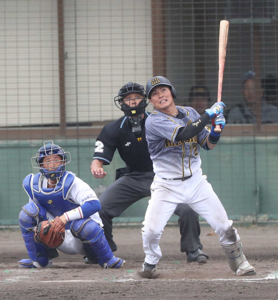 【画像・写真】中日との練習試合の9回1死、本塁打を放つ北條（撮影・平嶋　理子）　　　　　　　　　　　　　　　　　　　　　　　　　　　　　　　　　　　　　　　　　　