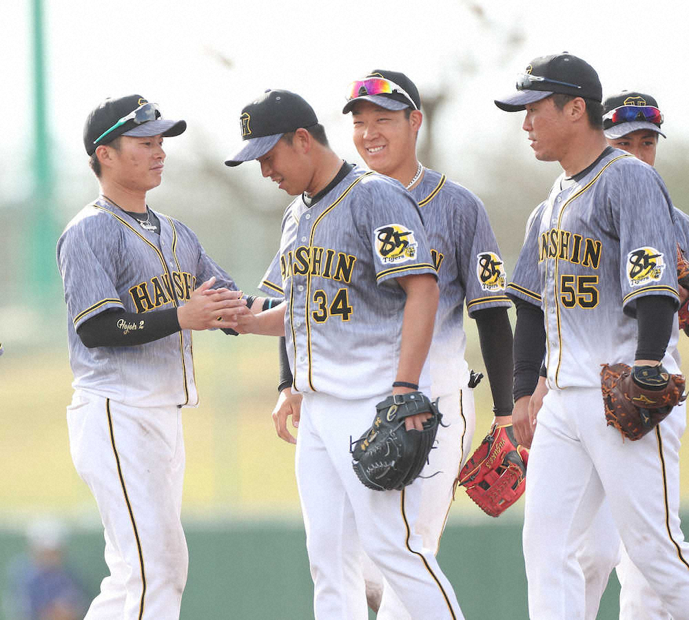 【画像・写真】中日との練習試合、5番手で登板して9回を締め、北條（左）らと勝利のタッチをかわす谷川（左から2人目）（撮影・坂田　高浩）　