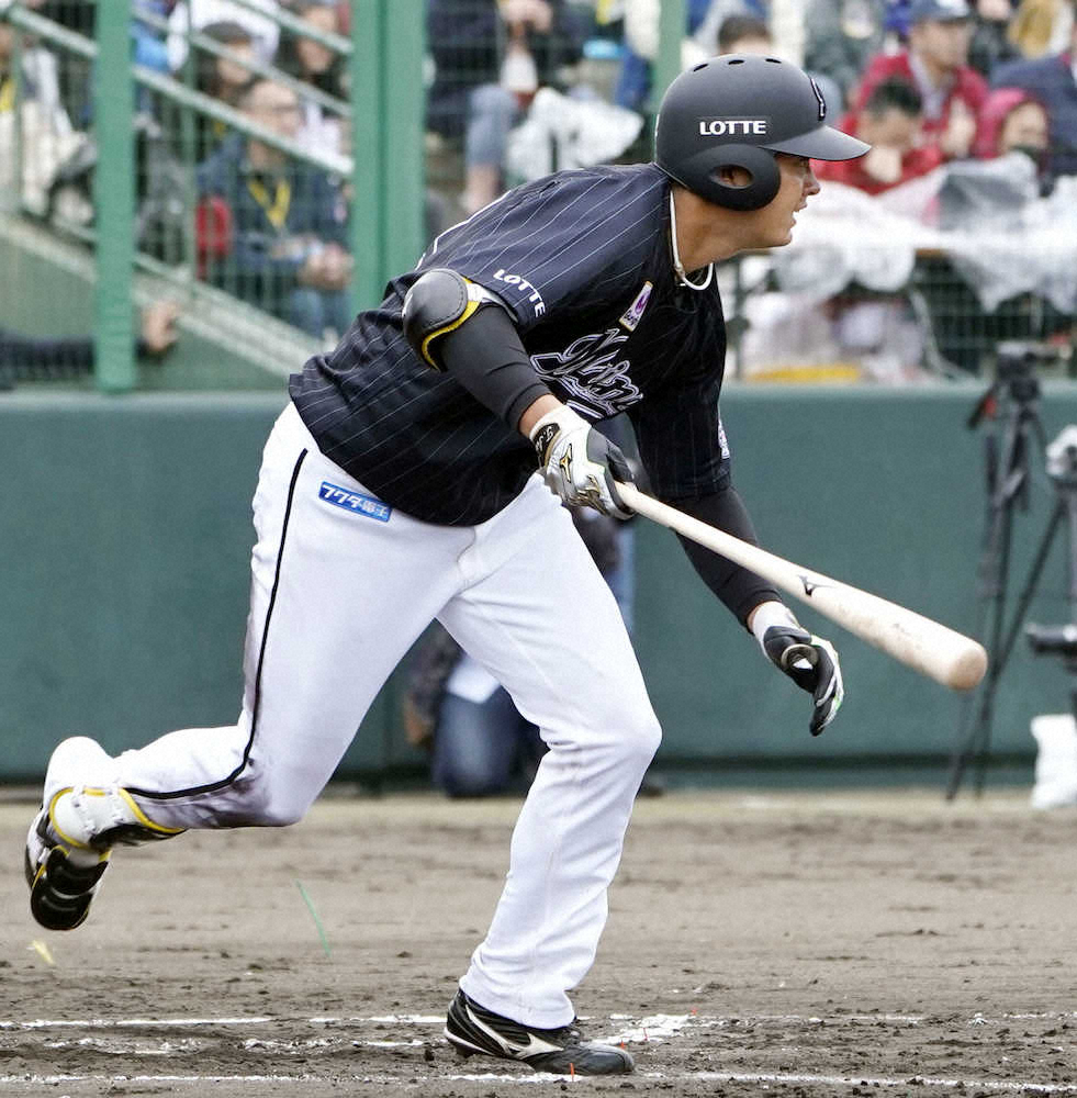 台湾プロ野球楽天との練習試合で、安打を放つロッテ・佐藤