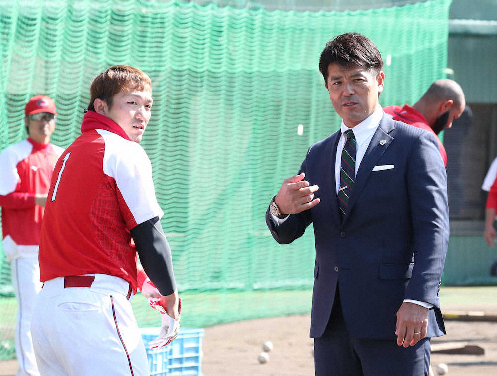 広島キャンプを訪問し鈴木誠（左）と話す稲葉日本代表監督　（撮影・奥　調）