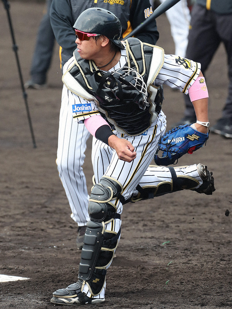 【画像・写真】阪神・梅野“激バズーカ”や!　11日今季初の対外試合で“進化形”見せる