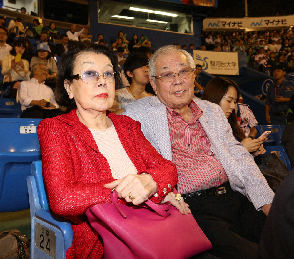 ヤクルト―阪神を沙知代夫人と観戦する野村克也氏（右）（2015年10月）