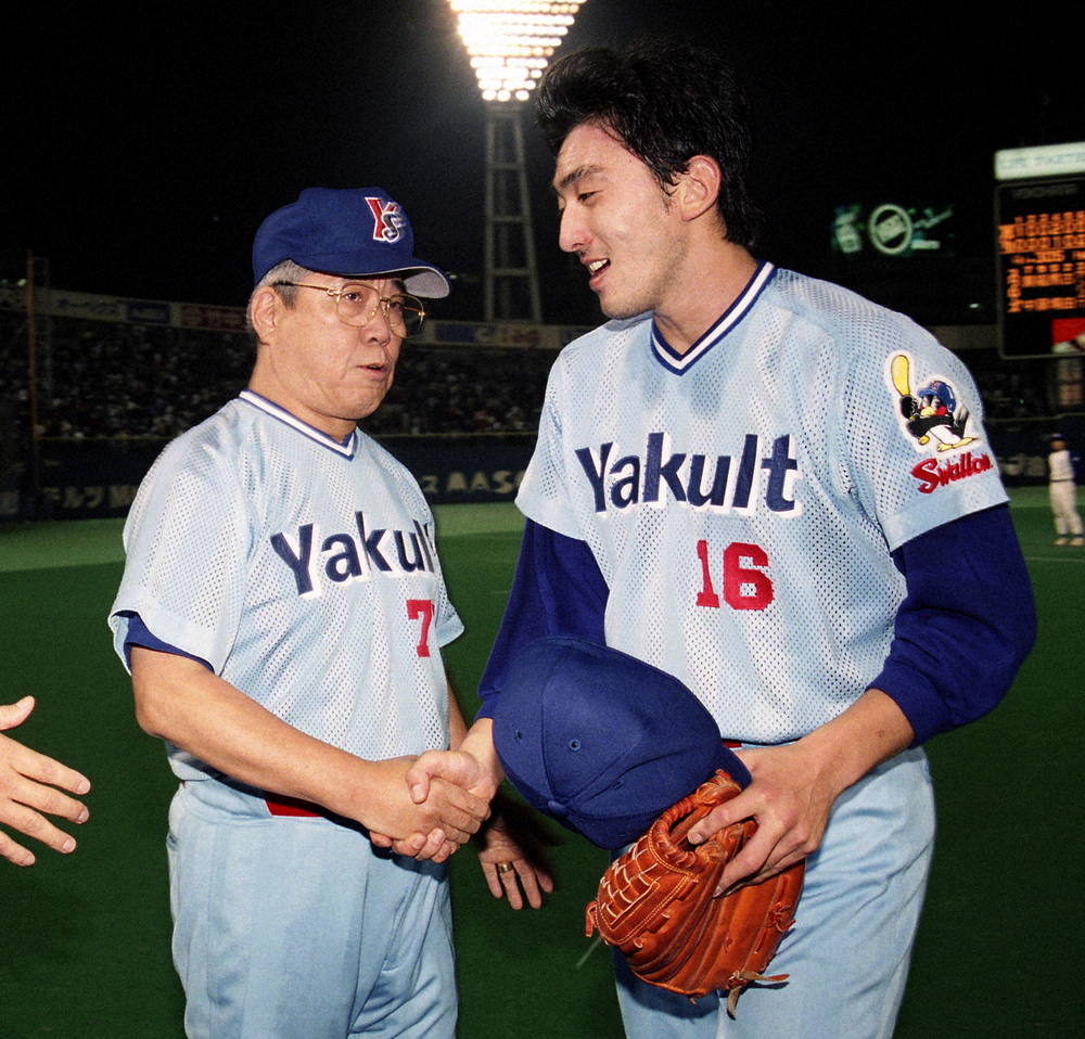 ヤクルト・野村克也監督（左）は勝利投手となった石井一久（右）とガッチリ握手（1998年）
