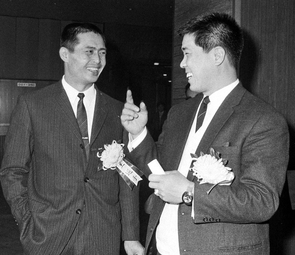 戦後初の三冠王となった南海・野村克也（右）。表彰式で巨人・王貞治と談笑（1965年）