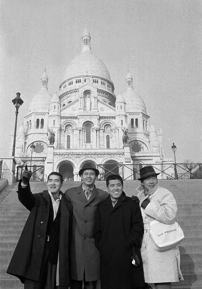 イタリア、フランスなどを巡る欧州旅行で、サクレ・クール寺院をバックにポーズをとる（左から）巨人・長嶋茂雄、巨人・王貞治、南海・野村克也、西鉄・稲尾和久（1963年年12月撮影）