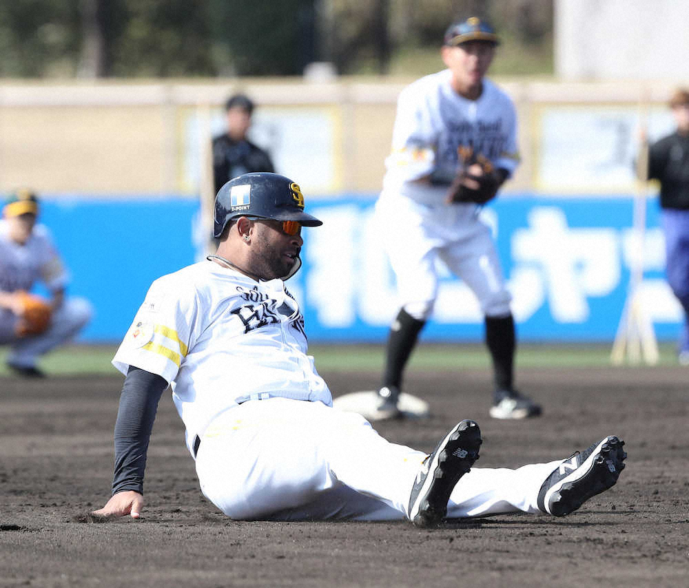 【画像・写真】バレンティン柵越え26本に王会長も興奮！　走塁で尻もちもバットはすべり知らず