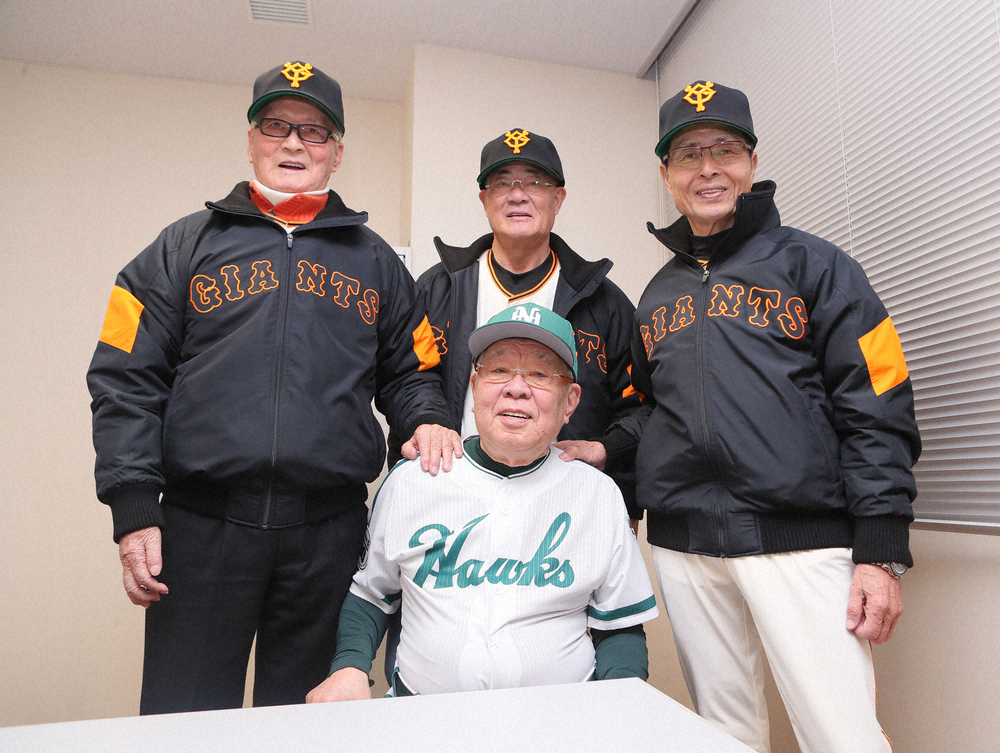 18年2月、巨人・ホークスOB戦の前に野村氏（前列）を囲み記念撮影する（後列左から）長嶋氏、張本氏、王氏