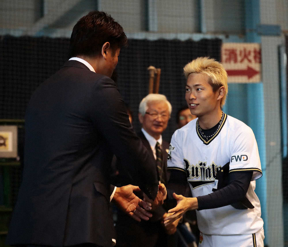 オリックス春季キャンプに訪れた侍ジャパン・稲葉監督（左）は山岡（右）と握手を交わす　（撮影・後藤　大輝）