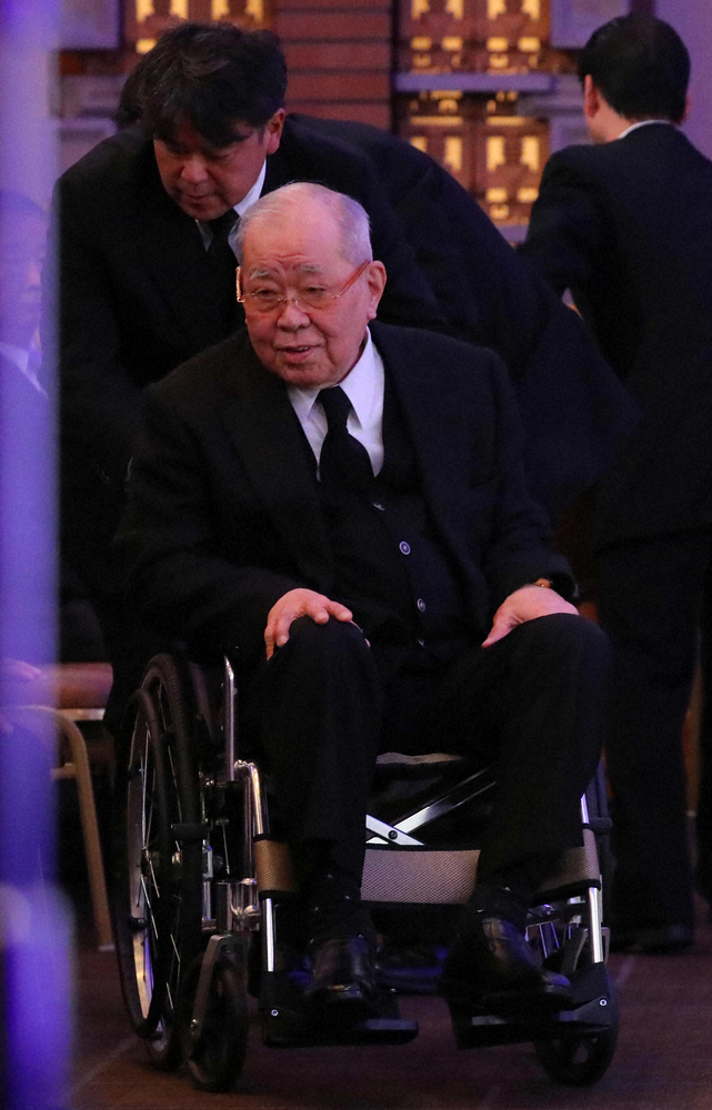 今年1月21日、金田正一氏お別れの会で、息子で楽天の克則コーチ（奥）に車いすを押されながら会場を離れる野村氏
