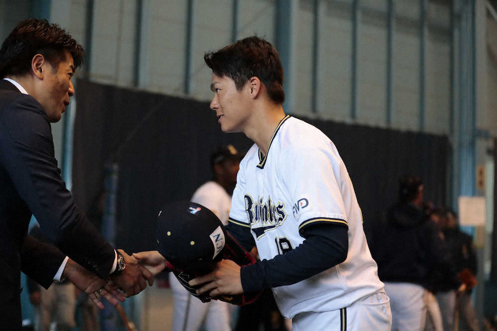 オリックス春季キャンプに訪れた侍ジャパン・稲葉監督（左）は山本と握手を交わす　（撮影・後藤　大輝）