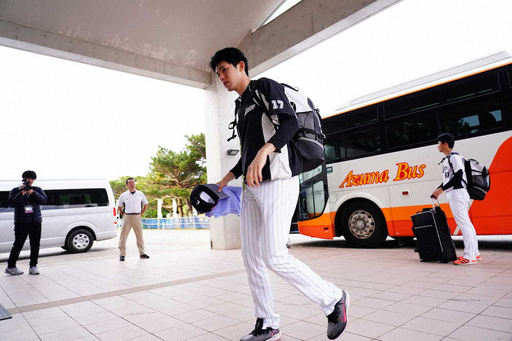 【画像・写真】ロッテ朗希　プロ初のブルペン投球　井口監督、ファン見守る中25球