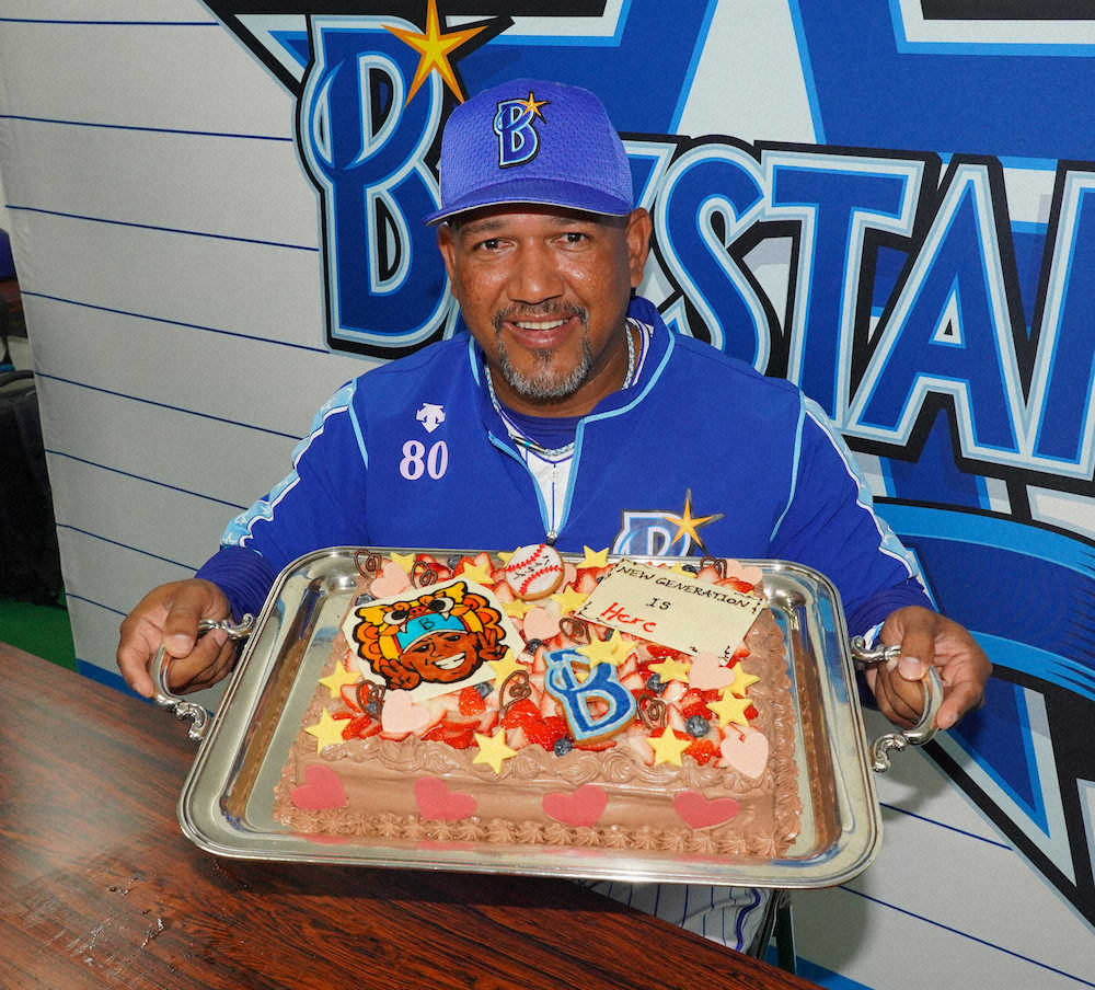 【画像・写真】DeNAラミレス監督　バレンタインケーキにご満悦　「愛する方に…」呼びかけも忘れず