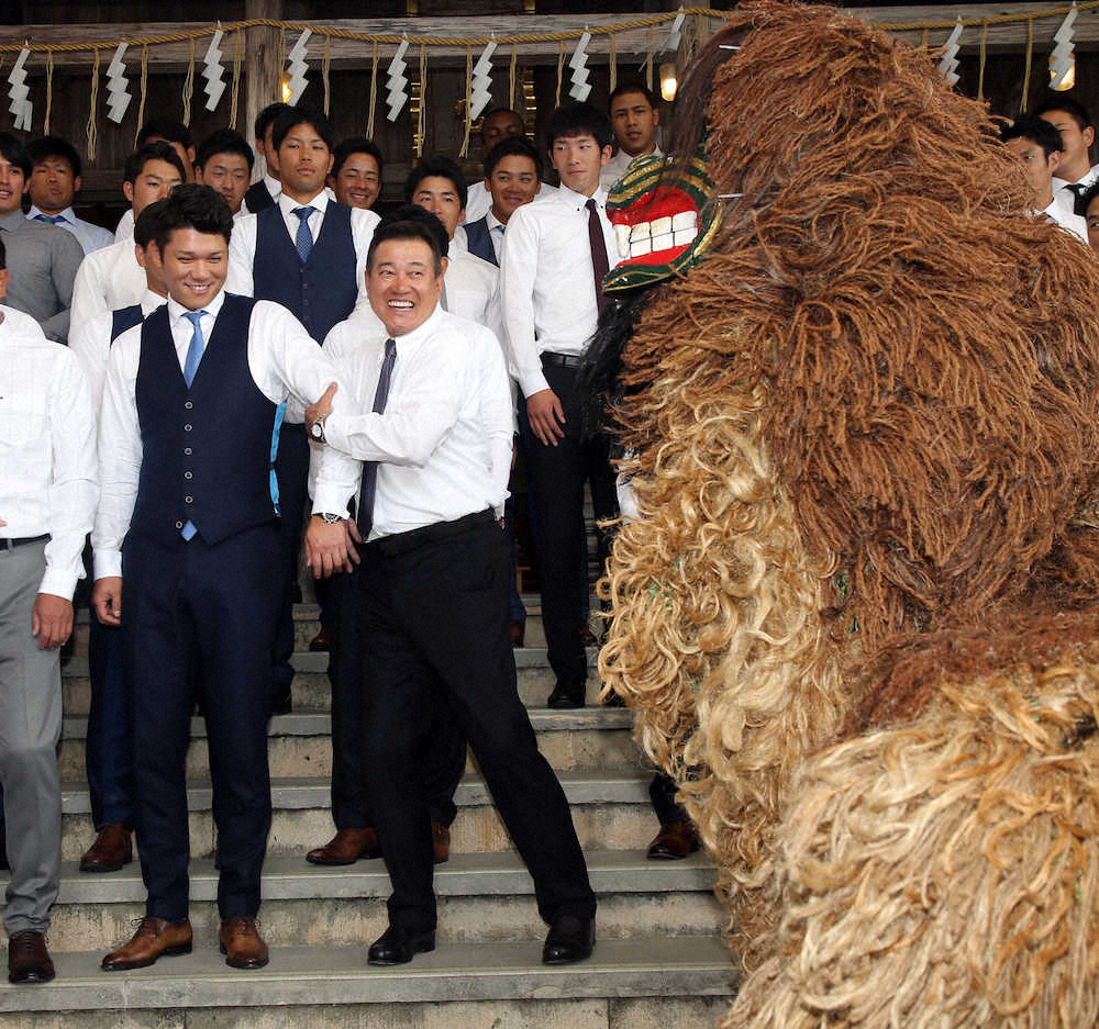 【画像・写真】巨人・坂本、獅子舞にガブリとかまれ…沖縄・沖宮で必勝祈願