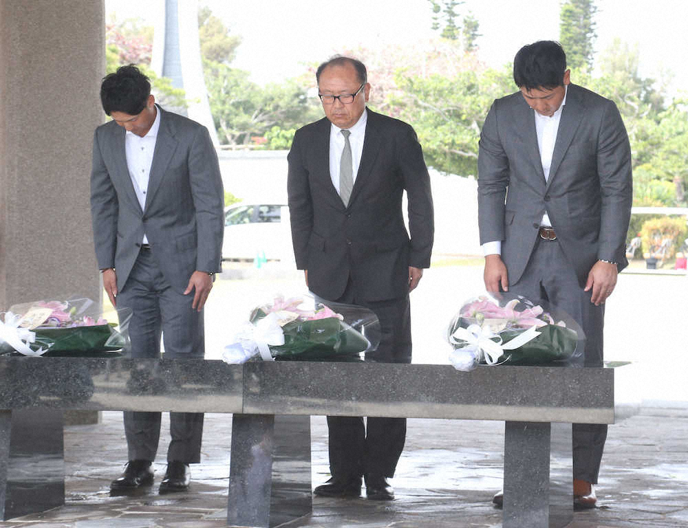 平和祈念公園で献花する（左から）巨人の吉川尚、今村社長、岡本（撮影・森沢裕）