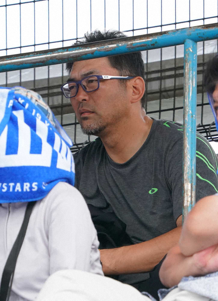 【画像・写真】ヤクルト・斎藤コーチら　異例の敵陣DeNA視察「いい機会なので見ておきたい」