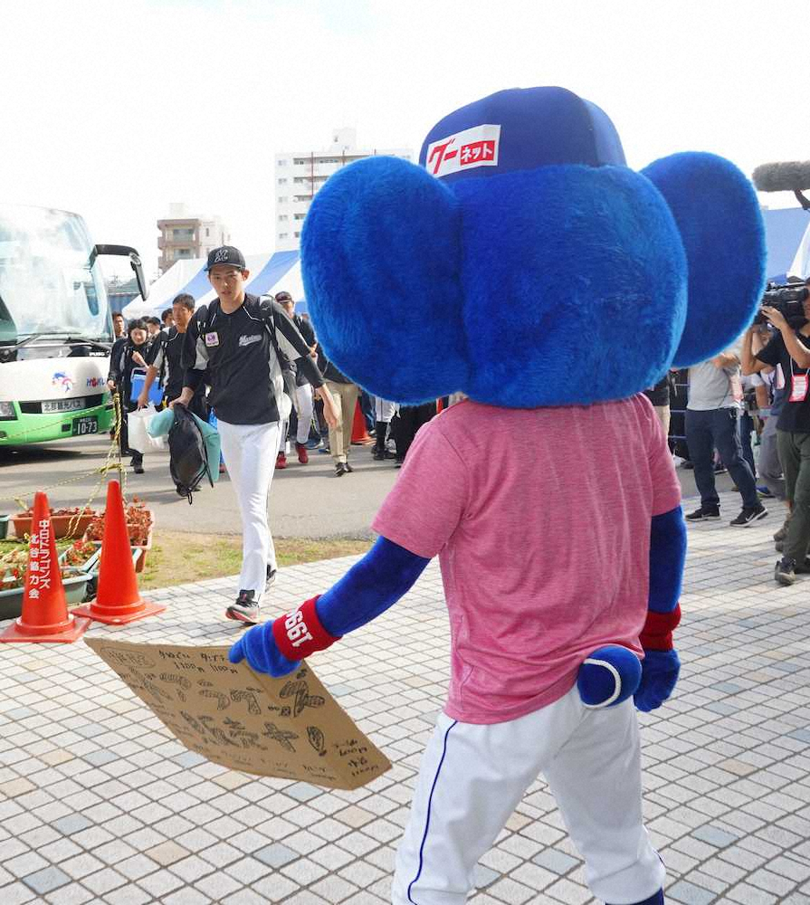 【画像・写真】ロッテ朗希　中日ドアラの“襲撃”にほほえみ返し