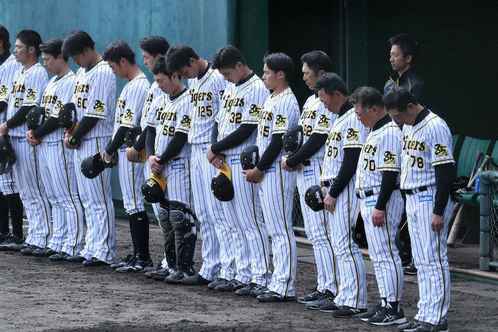 【画像・写真】阪神2軍　野村克也氏へ黙とう　バックスクリーンには半旗
