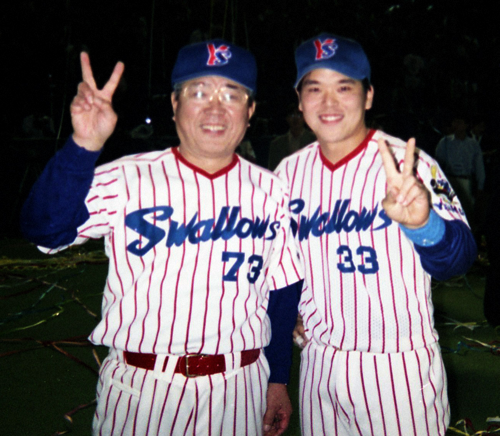 【画像・写真】ヤクルト時代に父である野村監督（左）と写真に納まる克則氏